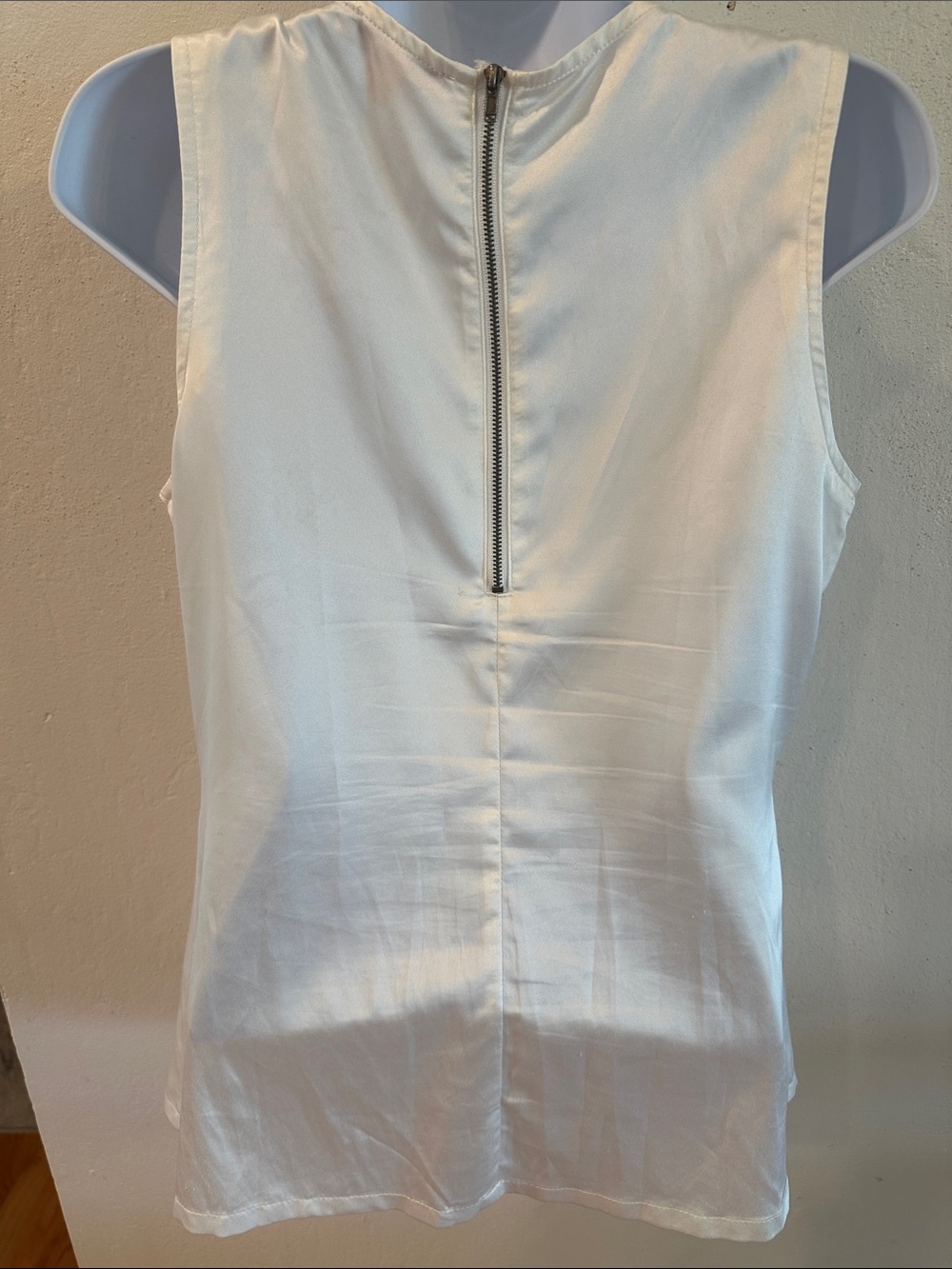 Romeo and Juliet couture sleeveless blouse with ruffle size M. Zipper in back - Picture 2 of 7